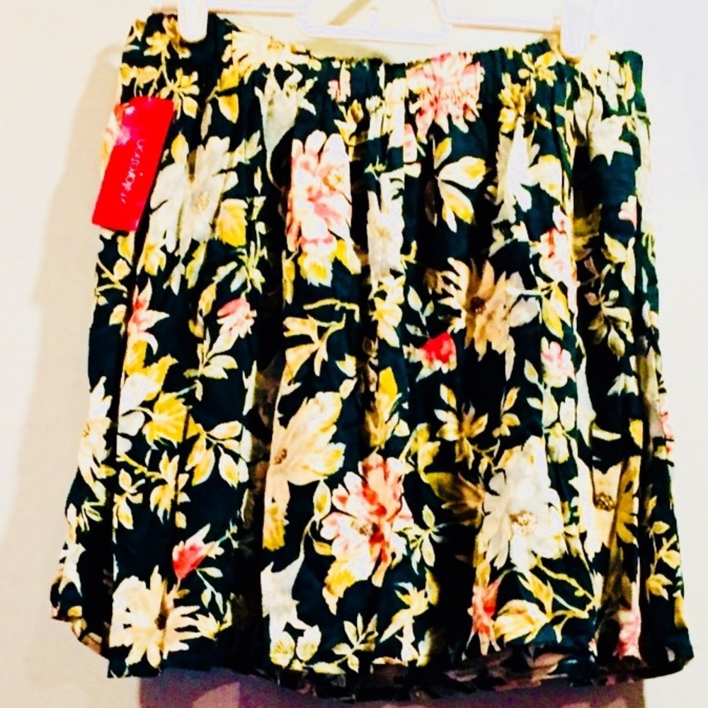 New!! Adorable Floral Mini Skirt